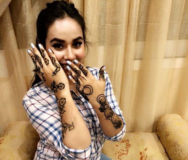 Wedding Season Is Onheres Sunanda Sharma Flaunting Her Mehendi