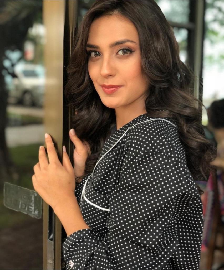 Iqra Aziz signs her next drama Raqeeb