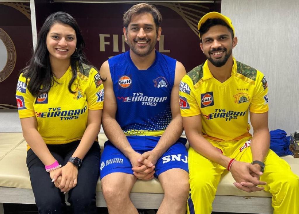 Ruturaj Gaikwad poses with girlfriend Utkarsha Pawar and MS Dhoni after