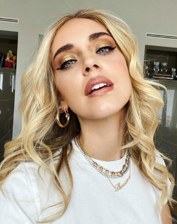 Chiara Ferragni incinta look total giallo e pancione in bella vista