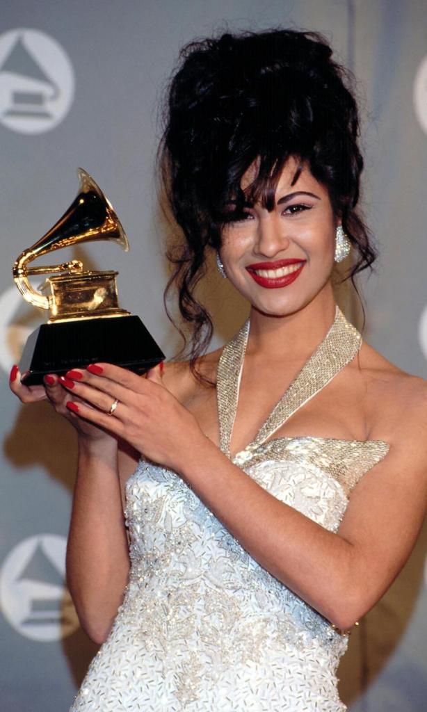 Selena Quintanilla won a Grammy in 1994, relive the moment