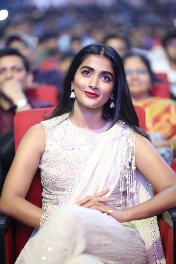 Housefull 4 actress Pooja Hegde looks beguiling in her latest white