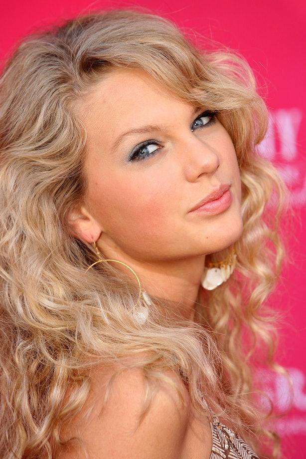 20 Photos of Taylor Swift That Look Nothing Like Taylor Swift, From