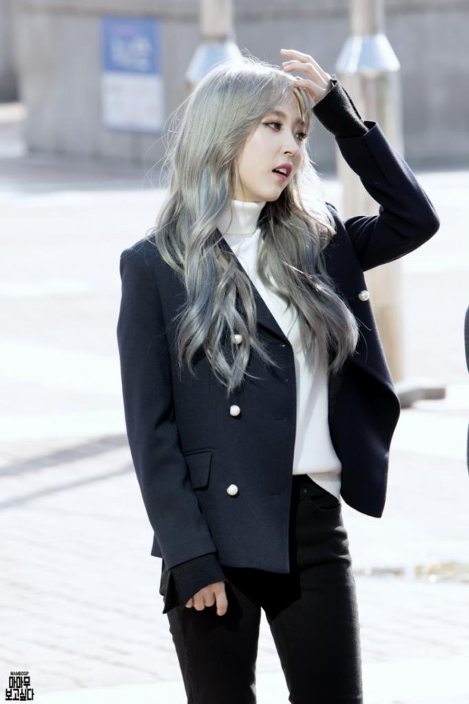 KPop Idol With Fabulous Airport Fashion MAMAMOO MoonByul Kpopmap