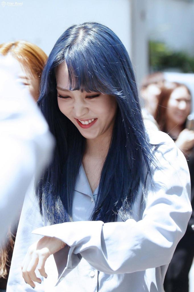 MAMAMOO Moonbyuls New Hair Changes Color Depending On The Light